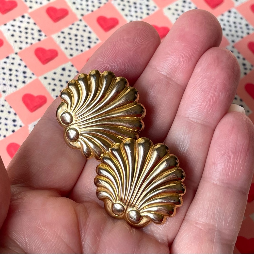 Vintage goldtone scallop shell earrings Avon? glam